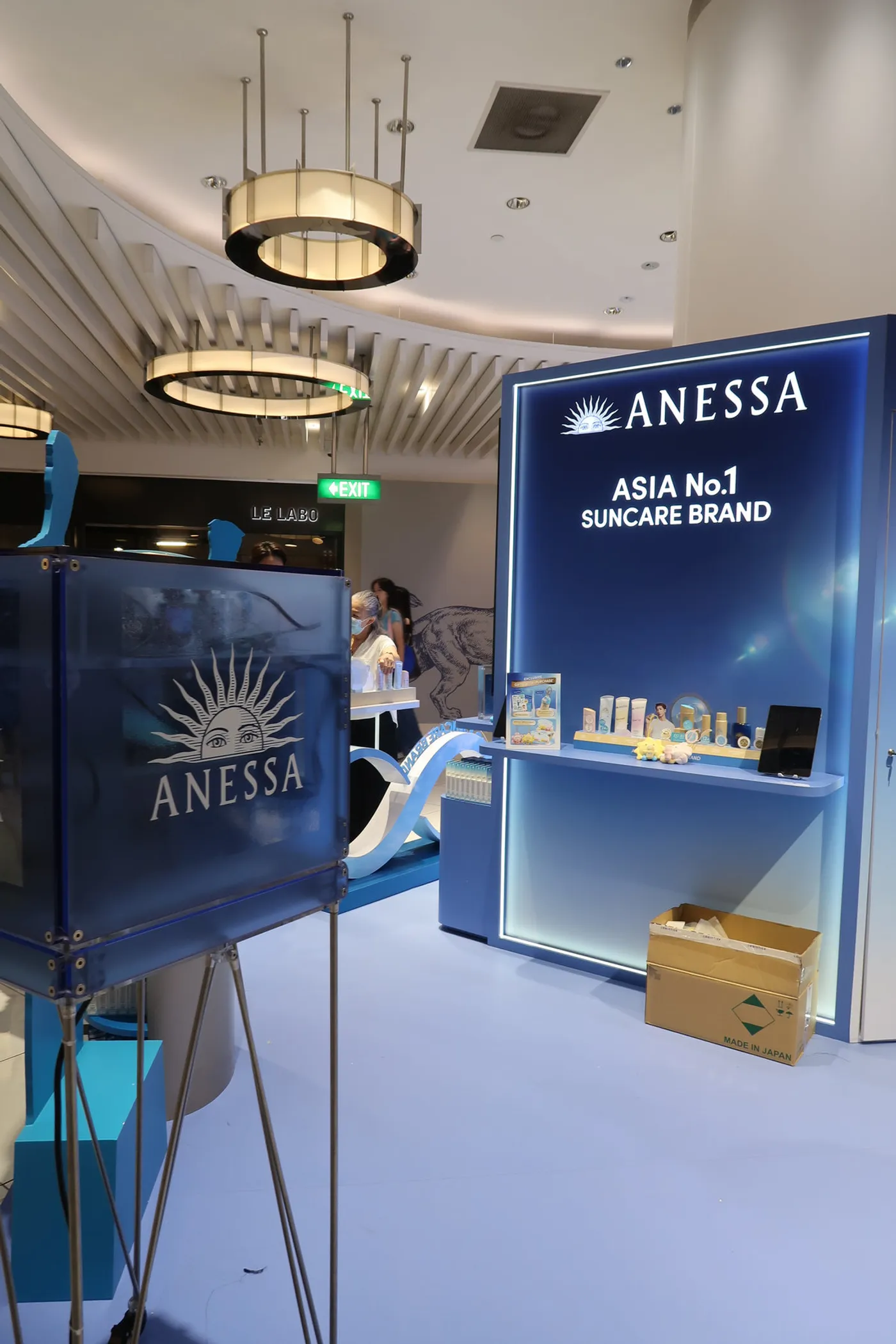 A blue PickyPic booth in Anessa branding at the Anessa launch stand, Takashimaya